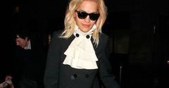 Rita Ora jako dandys w białych kozakach