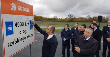 Budowa dróg. Feta na tasie S11. Uczcili 4 tys. km tras, podpisali tablicę