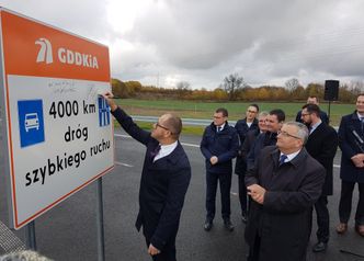 Budowa dróg. Feta na tasie S11. Uczcili 4 tys. km tras, podpisali tablicę