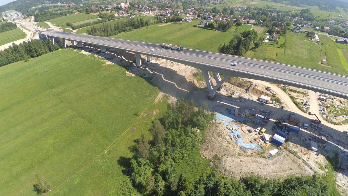 Estakada w Skomielnej Białej w najwyższym punkcie ma 49 m wysokości.