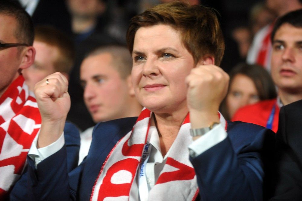 Szydło tłumaczy, co to "spalony". Fani piłki płaczą