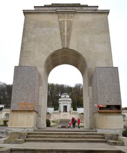 Kolejny atak wandali na Cmentarzu Orląt Lwowskich. Zatrzymano trzy osoby
