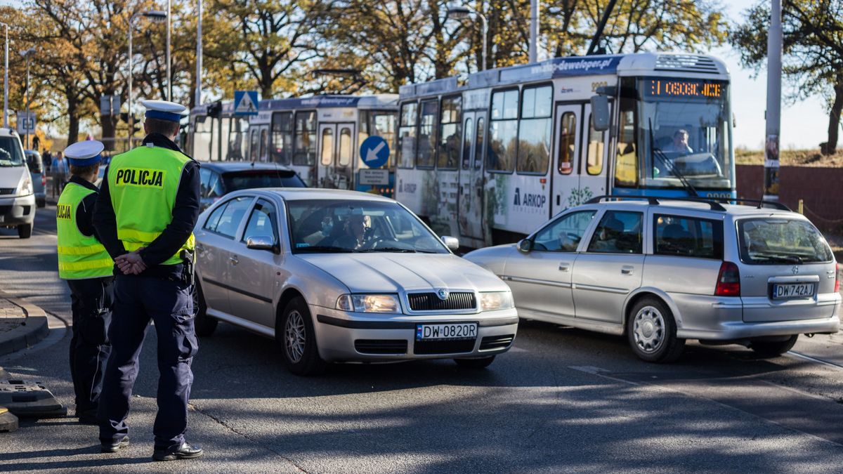 Wszystkich Świętych 2019, organizacja ruchu we Wrocławiu. Parkingi i dojazd do cmentarzy oraz kursowanie komunikacji miejskiej