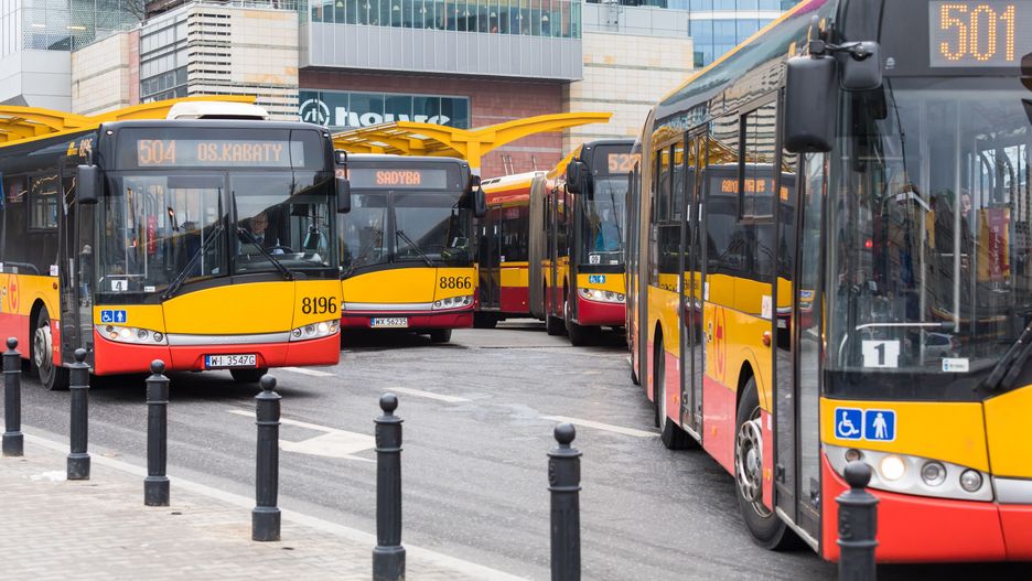 Warszawa. ZTM uruchomi 30 dodatkowych linii, żeby usprawnić dojazd na cmentarze w stolicy