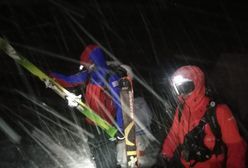 Akcja ratunkowa w górach. Poszukiwani wykopali jamę śnieżną. Palili kask i gogle