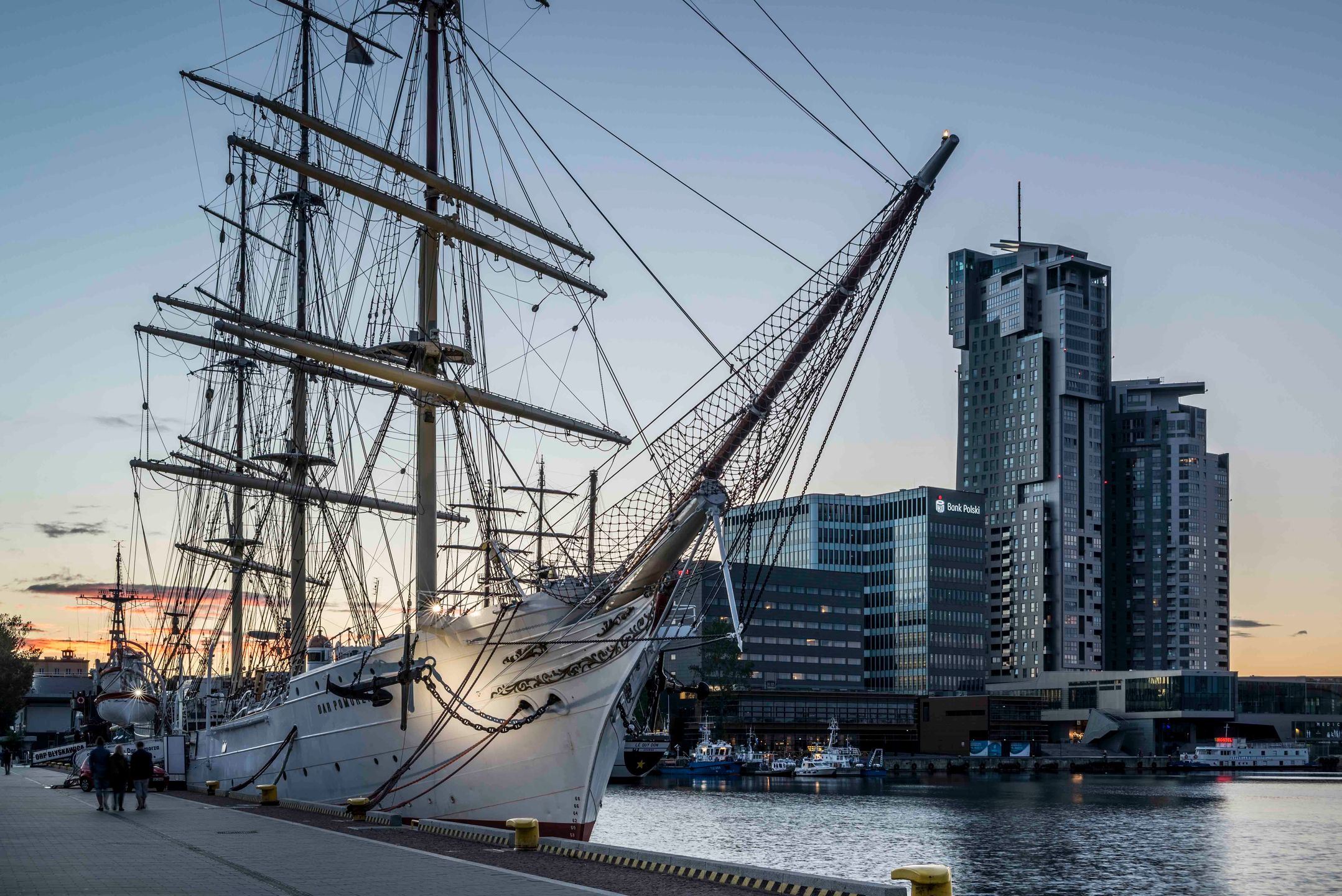 Gdynia wieczorem, ORP Blyskawica, Dar Pomorza, Sea Towers. 20.09.2015
fot. Wojtek Jakubowski /Fotokombinat 