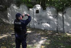 Kraków. Wulgarne napisy i swastyka na murze dawnego getta żydowskiego