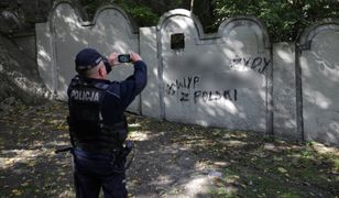 Kraków. Wulgarne napisy i swastyka na murze dawnego getta żydowskiego