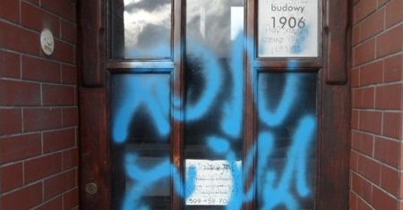 Zdewastowali biuro PiS. Nie poniosą kary