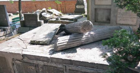 Tutaj spocznie generał Ścibor - Rylski. Grobowiec w dramatycznym stanie