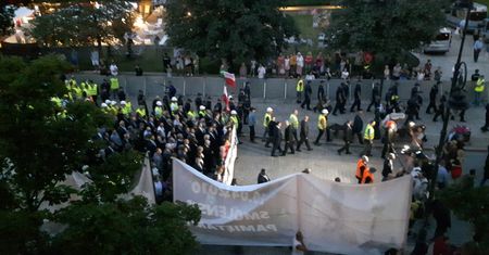 "Chcemy do domu" - skandowali mieszkańcy okolic Krakowskiego Przedmieścia. Przez Kaczyńskiego nie mogli wrócić