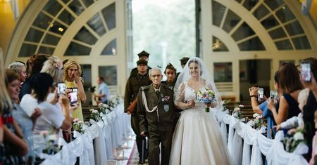 Powstaniec poprowadził wnuczkę do ślubu. Przygotujcie chusteczki