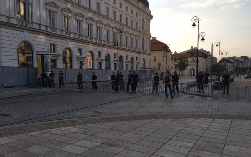 Krakowskie Przedmieście już zamknięte. Policjanci przy barierkach