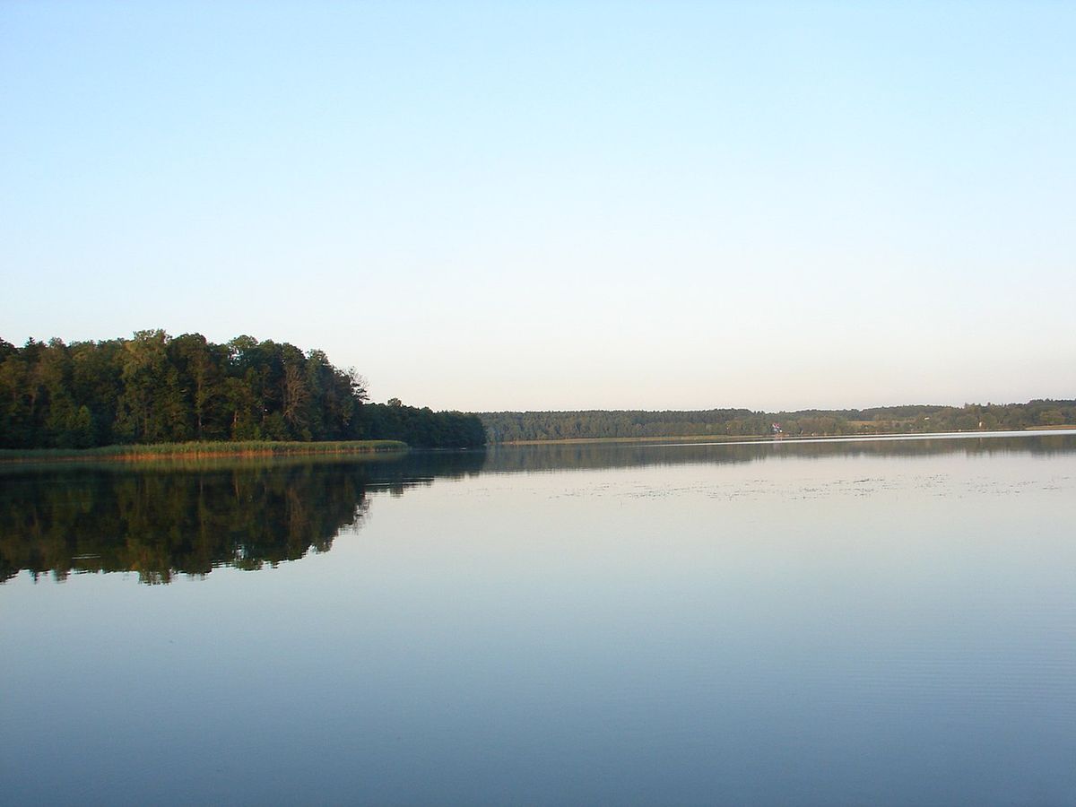 Jezioro Gielądzkie. Wędkarz wypadł z łodzi. Trwa akcja poszukiwawcza