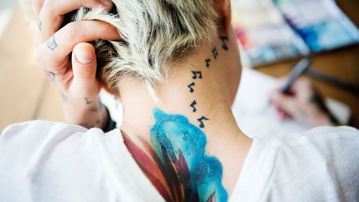 Specjalne kosmetyki do smarowania tatuażu przedłużają żywotność koloru