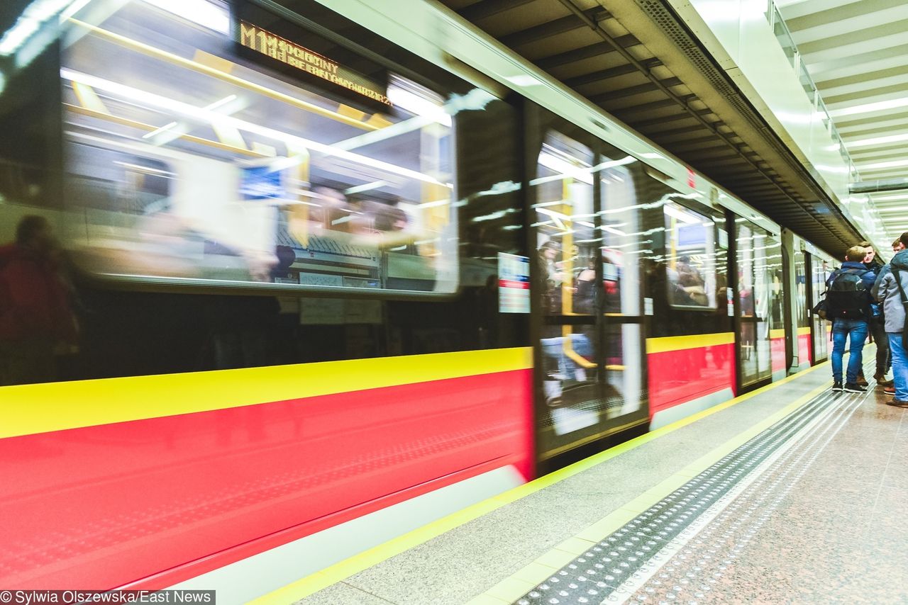 Incydent w metrze. Osoba przechadzała się tunelem