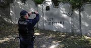 Kraków. Wulgarne napisy i swastyka na murze dawnego getta żydowskiego