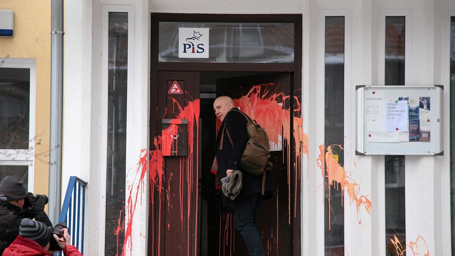 Joachim Brudziński przed zniszczonymi drzwiami w siedzibie PiS w Szczecinie