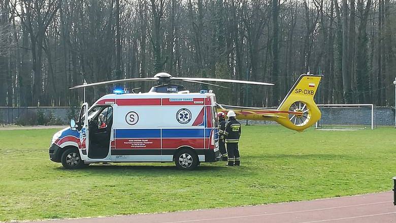 Na boisku przy liceum wylądował helikopter. Ostatecznie na miejsce dojechała również karetka