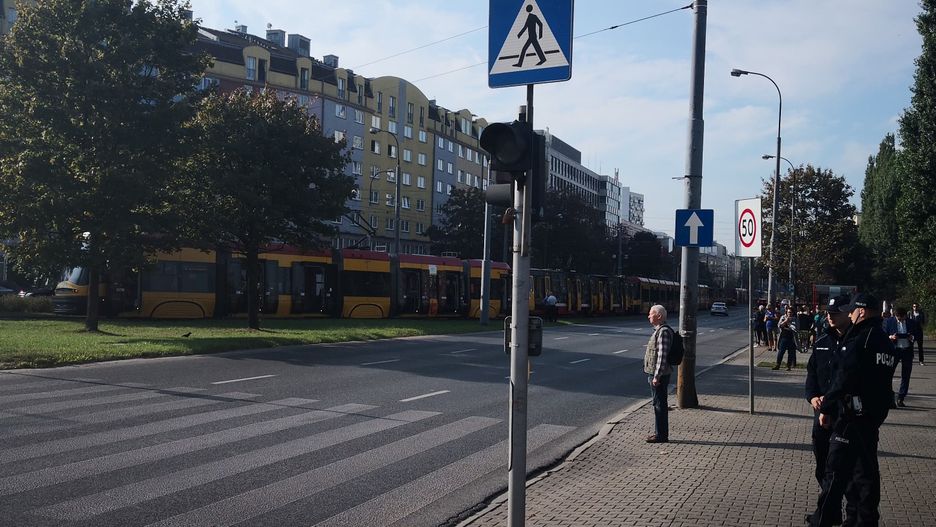 Sznur tramwajów stoi od placu Zawiszy w oczekiwaniu na przejazd pechowym skrzyżowaniem ul. Grójeckiej z Wawelską