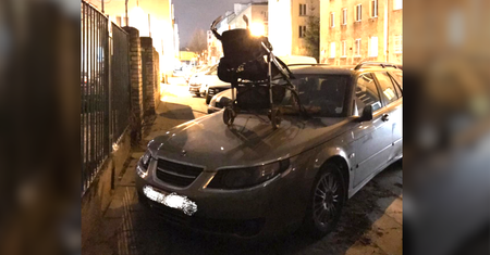 Zaparkował na chodniku. Rodzic nie wytrzymał