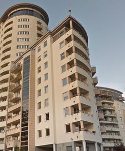 Gdańsk. 16-piętrowy blok nie ma windy. Mieszkańcy odpoczywają na krzesłach