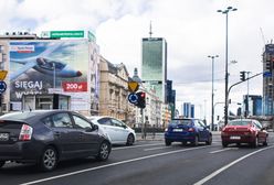 Warszawa. Marszałkowska opustoszała. Nawet o połowę mniej aut w centrum