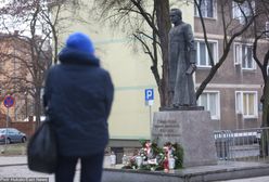 Pomnik ks. Jankowskiego ustawiony na nowo, ale będzie zdjęty. Reakcja władz Gdańska