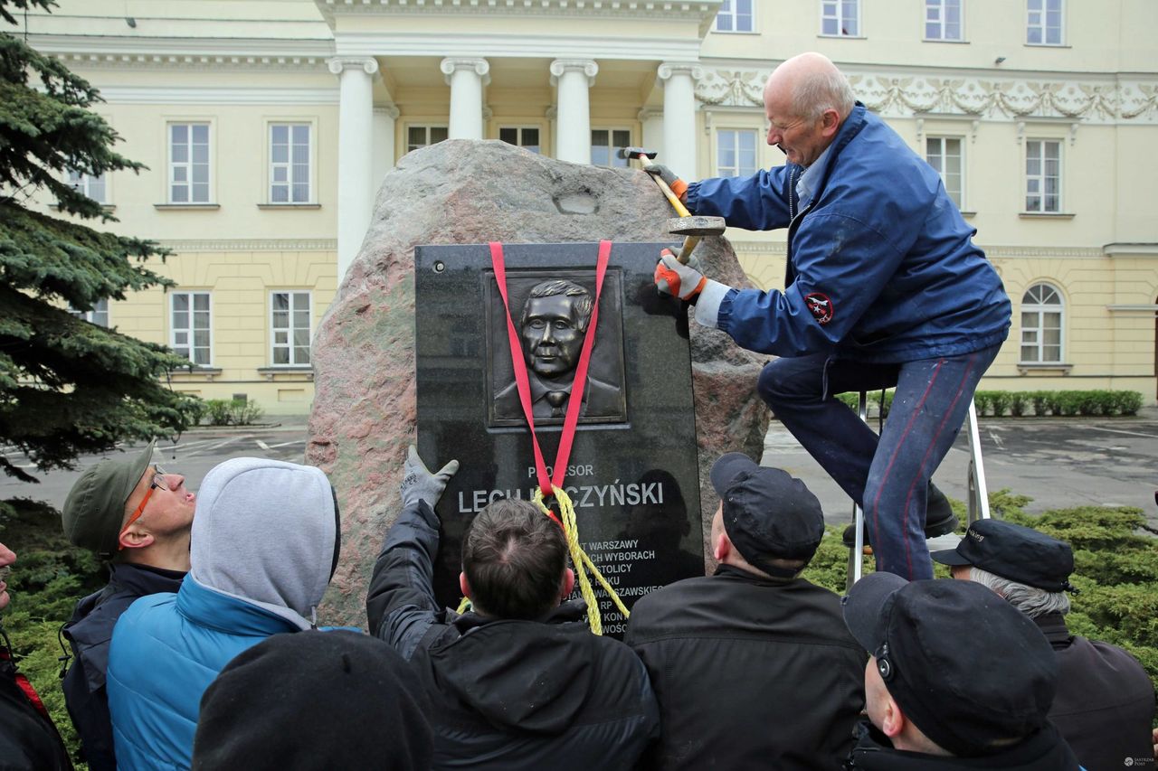 Montaż pomnika Lecha Kaczyńskiego