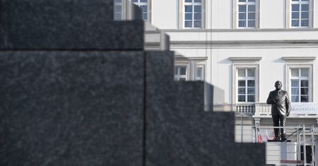 Smoleńsk znowu dzieli Polaków. Czy politycy Zjednoczonej Prawicy złamali prawo?
