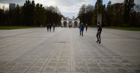 Podzielili plac Piłsudskiego. Kolejna decyzja MSWiA ws."terenu zamkniętego"