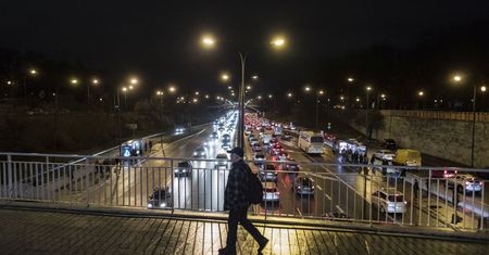 Przedświąteczne korki. Kiedy wyjechać z miasta, by ich uniknąć?
