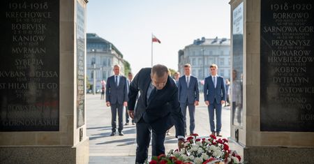 15 sierpnia. Defilada 2019 w Katowicach. Grzegorz Schetyna krytykuje rząd