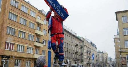 Zdjęli tabliczkę Kaczyńskiego, wraca Armia Ludowa. Nieudana dekomunizacja w Warszawie