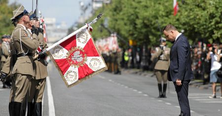 "To nie jest prywatna armia". Duda "dyscyplinuje" Macierewicza w przemówieniu