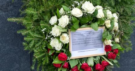 Kontrowersyjny wieniec w 100. miesięcznicę smoleńską. Policja spisuje treść dedykacji