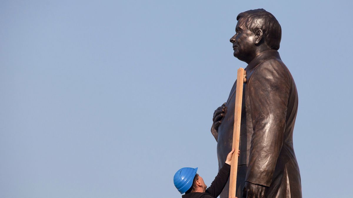 07.11.2018 Warszawa Montaz pomnika Lecha Kaczynskiego na Placu Pilsudskiego  fot. Stefan Maszewski/REPORTER