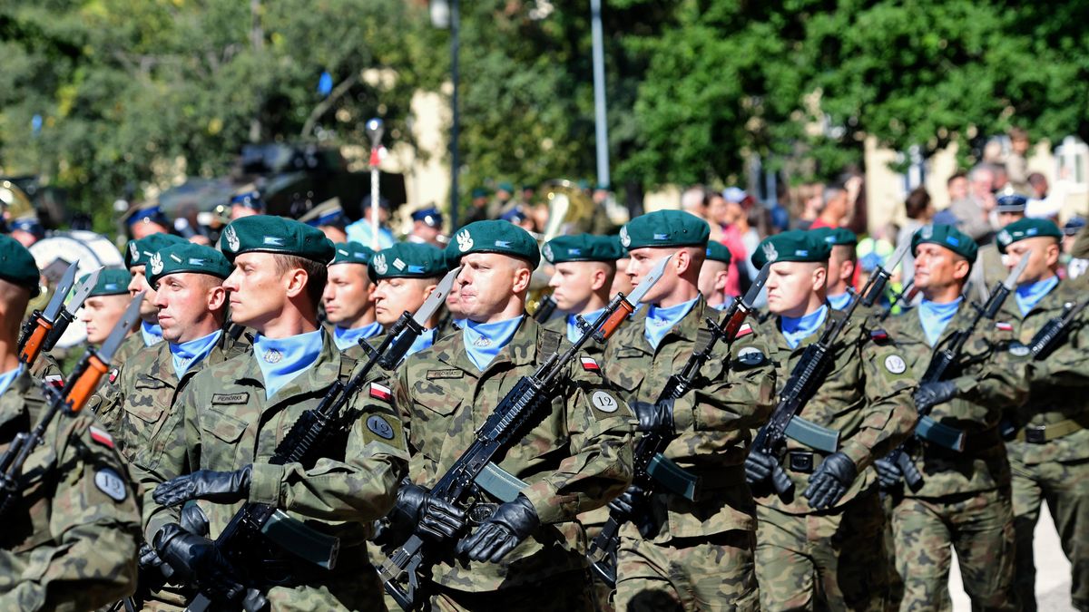 15 sierpnia a zakaz handlu. Święto Wojska Polskiego. Zdj. uroczysty apel w Szczecinie z okazji 15 sierpnia