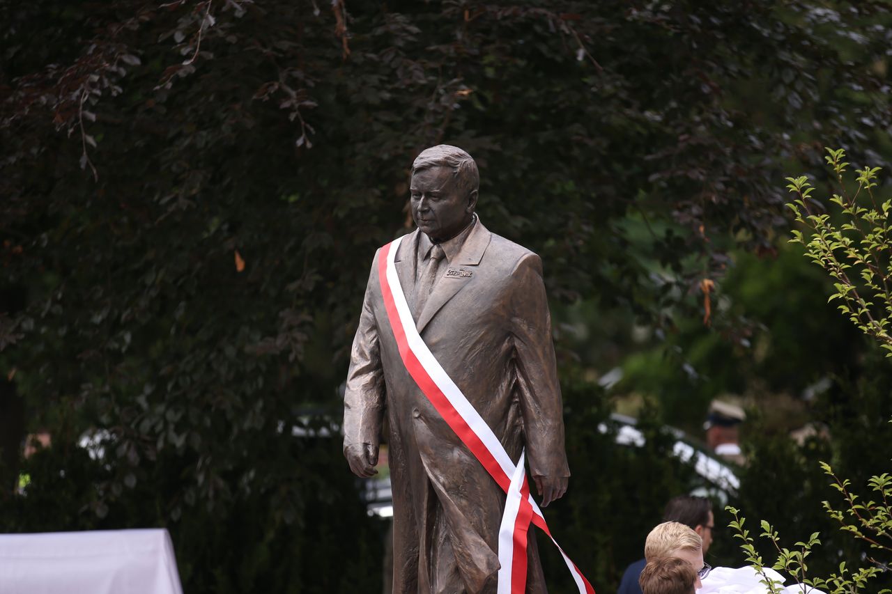 Szczecin. Koszulka "Konstytucja" na pomniku Lecha Kaczyńskiego. Jest decyzja sądu 