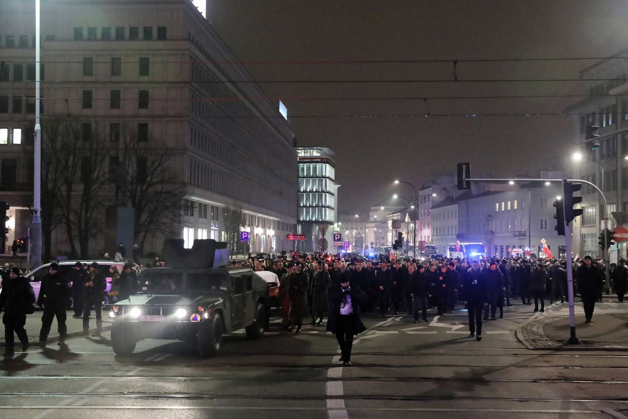 Trwają uroczystości pogrzebowe Jana Olszewskiego. Piękny gest Brukseli