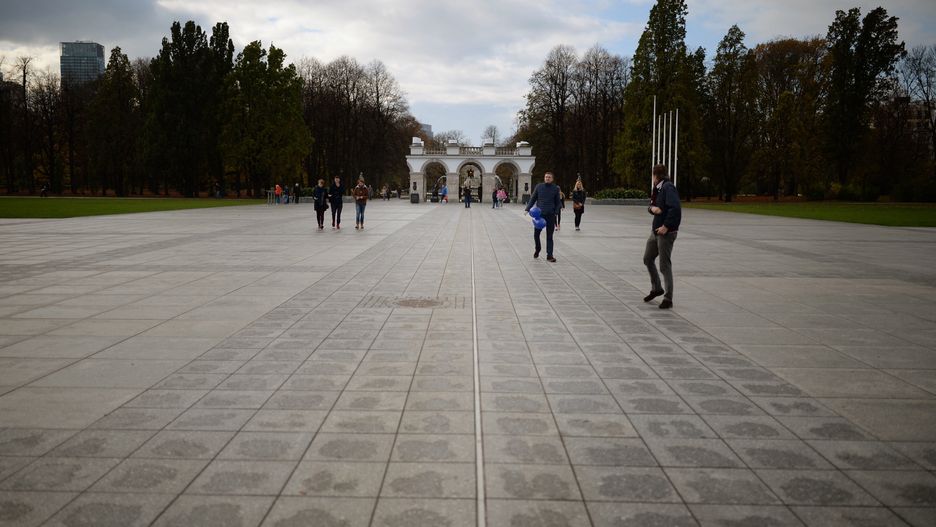 Plac Piłsudskiego podzielony na trzy części