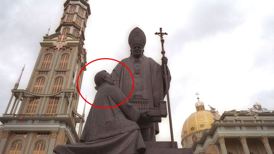 Ksiądz Eugeniusz Makulski, budowniczy świątyni w Licheniu ma pomnik. Film Tomasza Sekielskiego przypomniał sprawę molestowania małoletnich przez tego duchownego.