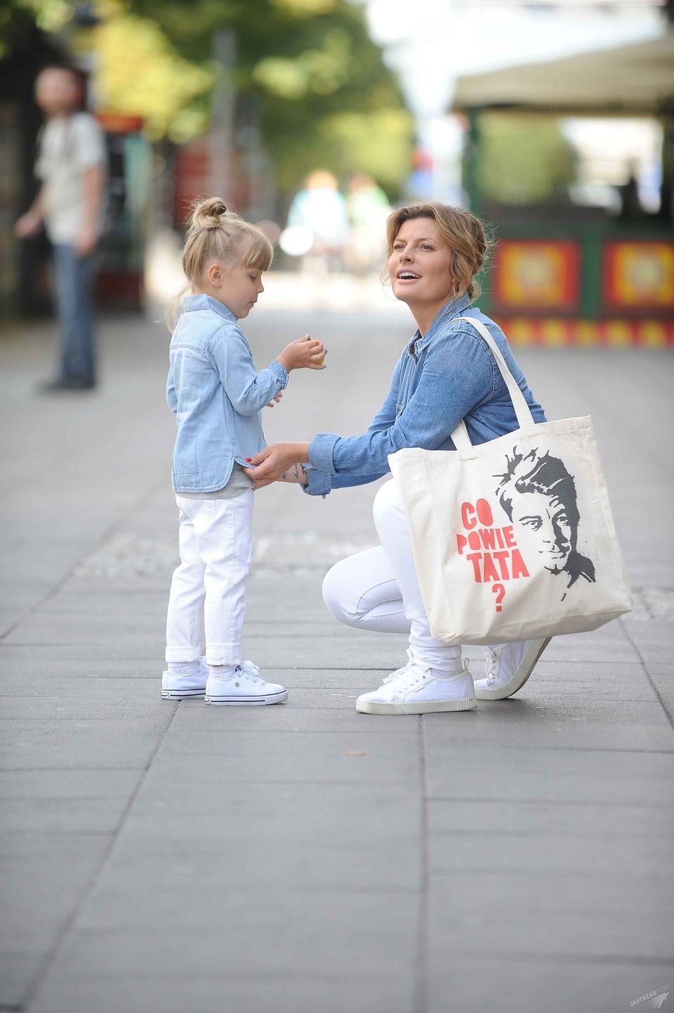 Partnerka Mariusza Totoszko, Justyna Tomańska, z torbą "Co powie tata?"