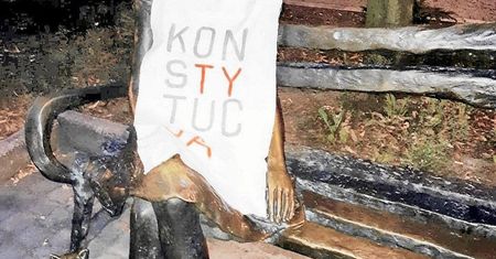 Częstochowa: jest decyzja prokuratury ws. koszulek z napisem "Konstytucja". Nie znieważają pomników