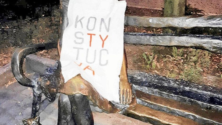 Napis "Konstytucja" nie znieważa pomników