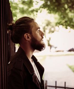 Fryzura samuraja, man bun, top-knot, męski kucyk - zdjęcia facetów