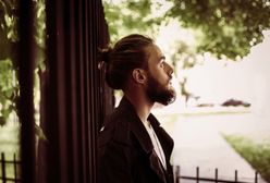 Fryzura samuraja, man bun, top-knot, męski kucyk - zdjęcia facetów