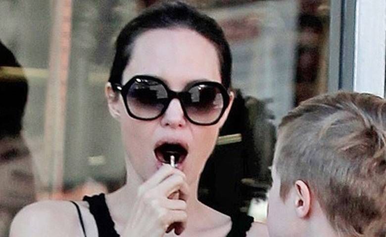 Angelina Jolie z lizakiem