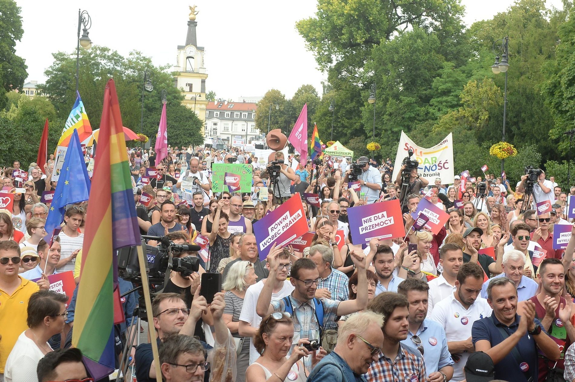 Wiec przeciw przemocy w Białymstoku. Na miejscu są setki osób