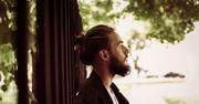 Fryzura samuraja, man bun, top-knot, męski kucyk - zdjęcia facetów
